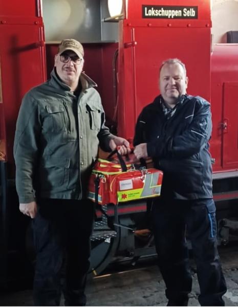 Stolz präsentieren Vereinsarzt Thomas Jackwerth (li) und erster Vorsitzender Michael Pelz die Erste-Hilfe-Tasche der Björn-Steiger-Stiftung