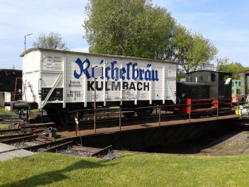 Der Güterwaggon G10 mit dem Heinrich-Bockel auf der Drehscheibe